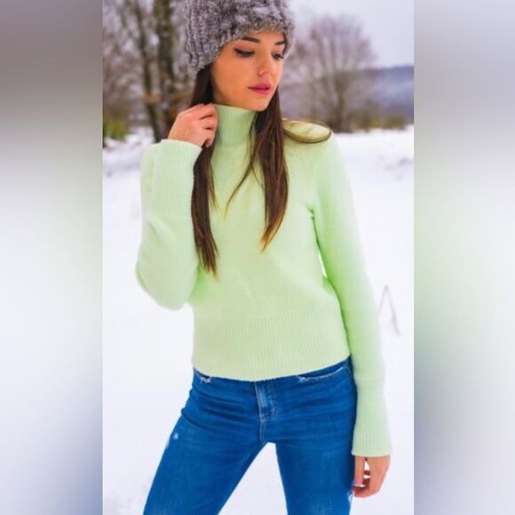 Red Moon Cashmere Light Lime Green Turtleneck Sweater Size Medium - Picture 1 of 8